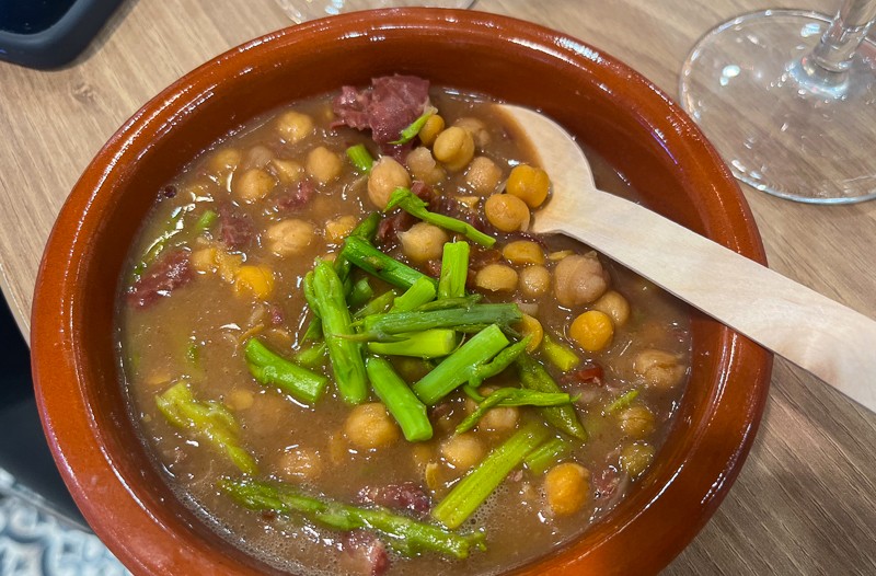 Garbanzos de Valencia del Ventoso con espárragos trigueros